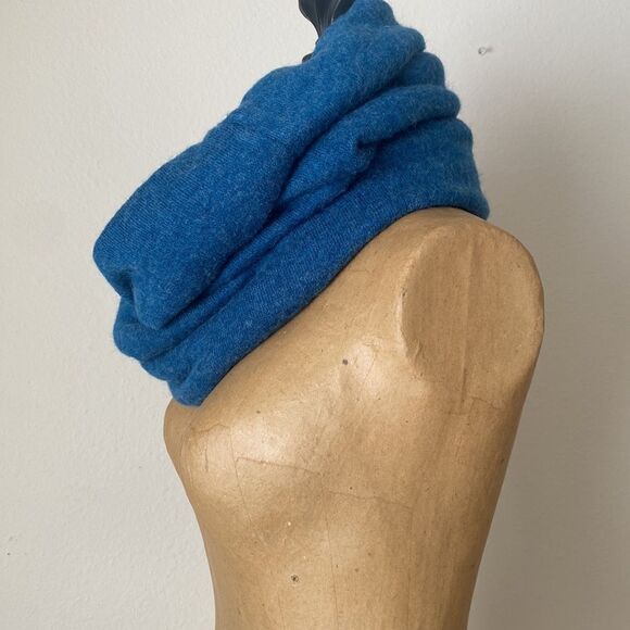Blue acrylic wrap scarf excellent condition - Picture 2 of 4